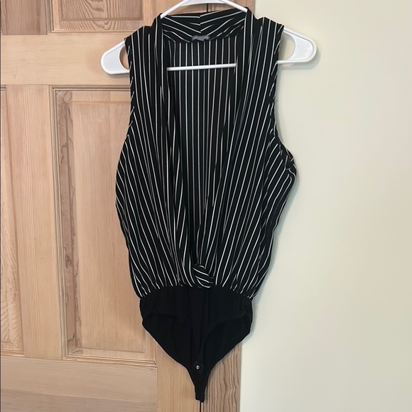 Charlotte Russe Black and White Ruched Sleeveless Bodysuit - Picture 1 of 2